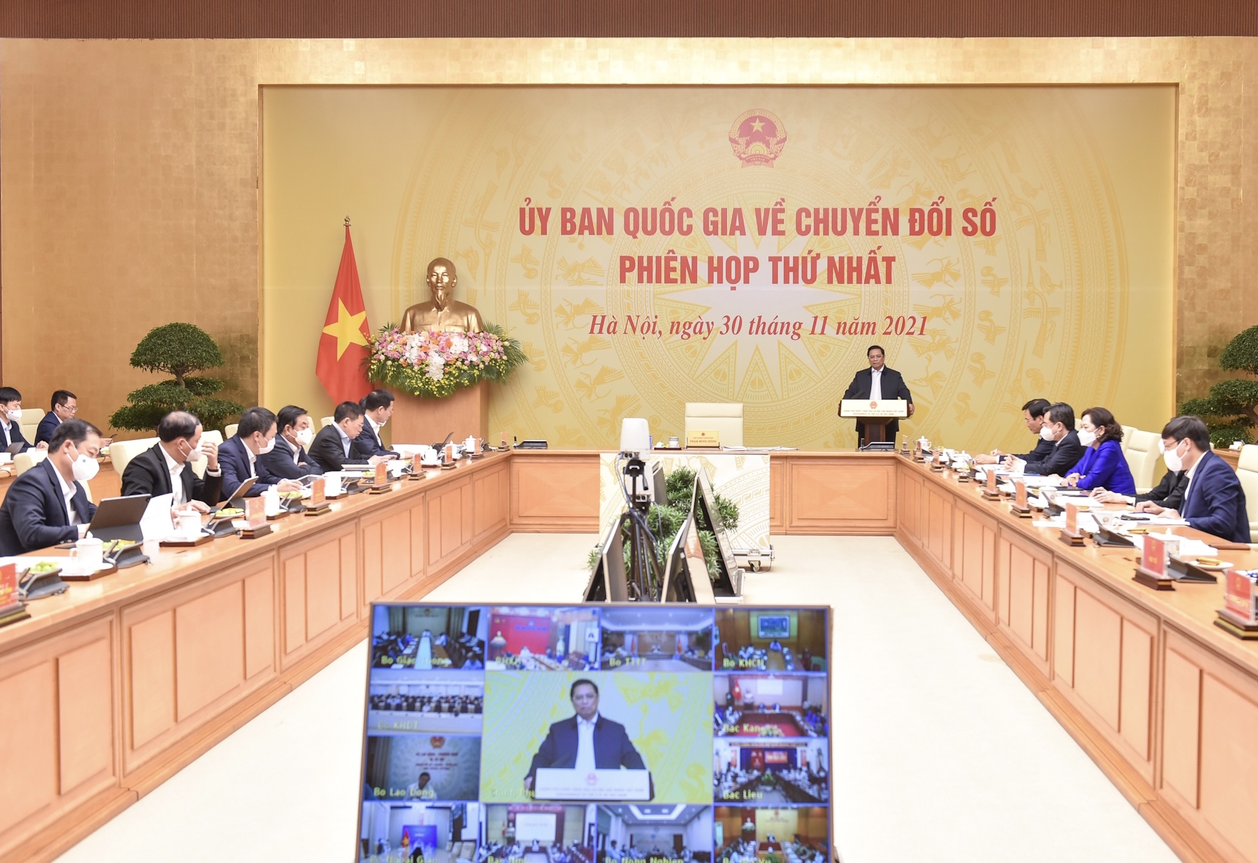 Thủ tướng chủ trì phiên họp trực tuyến của Ủy ban Quốc gia về chuyển đổi số chiều 30/11 - Ảnh: VGP