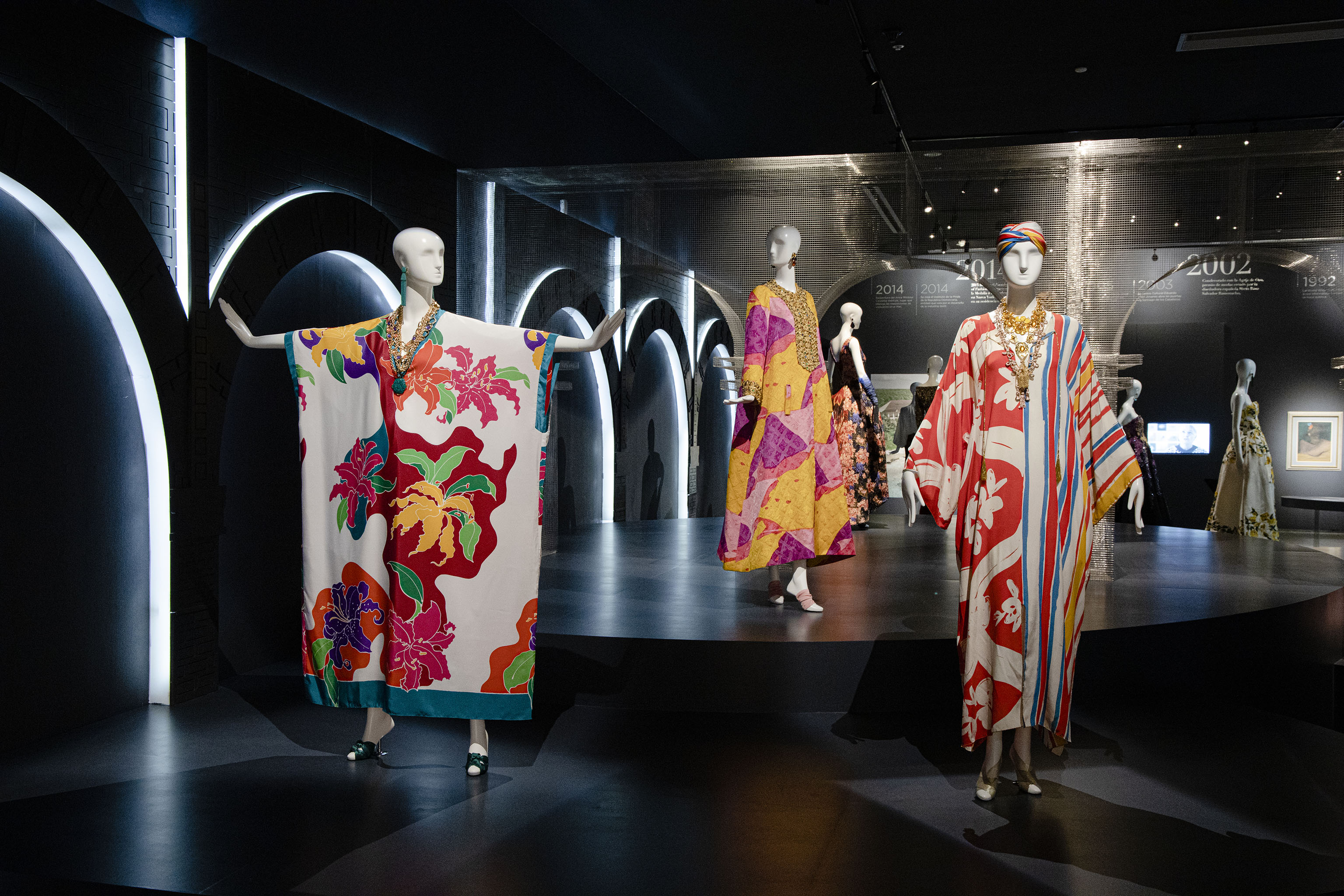 Một số bộ v&aacute;y của Oscar de la Renta c&oacute; thể được t&igrave;m thấy tr&ecirc;n nền tảng Encore.