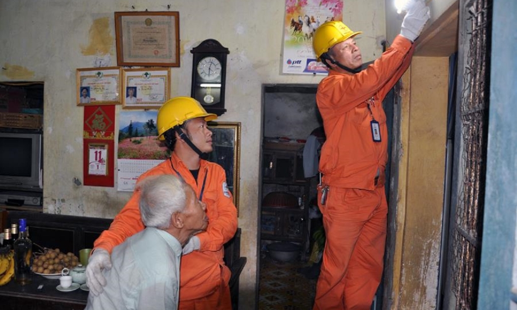 Lắp đặt hệ thống điện sinh hoạt cho các hộ nghèo.