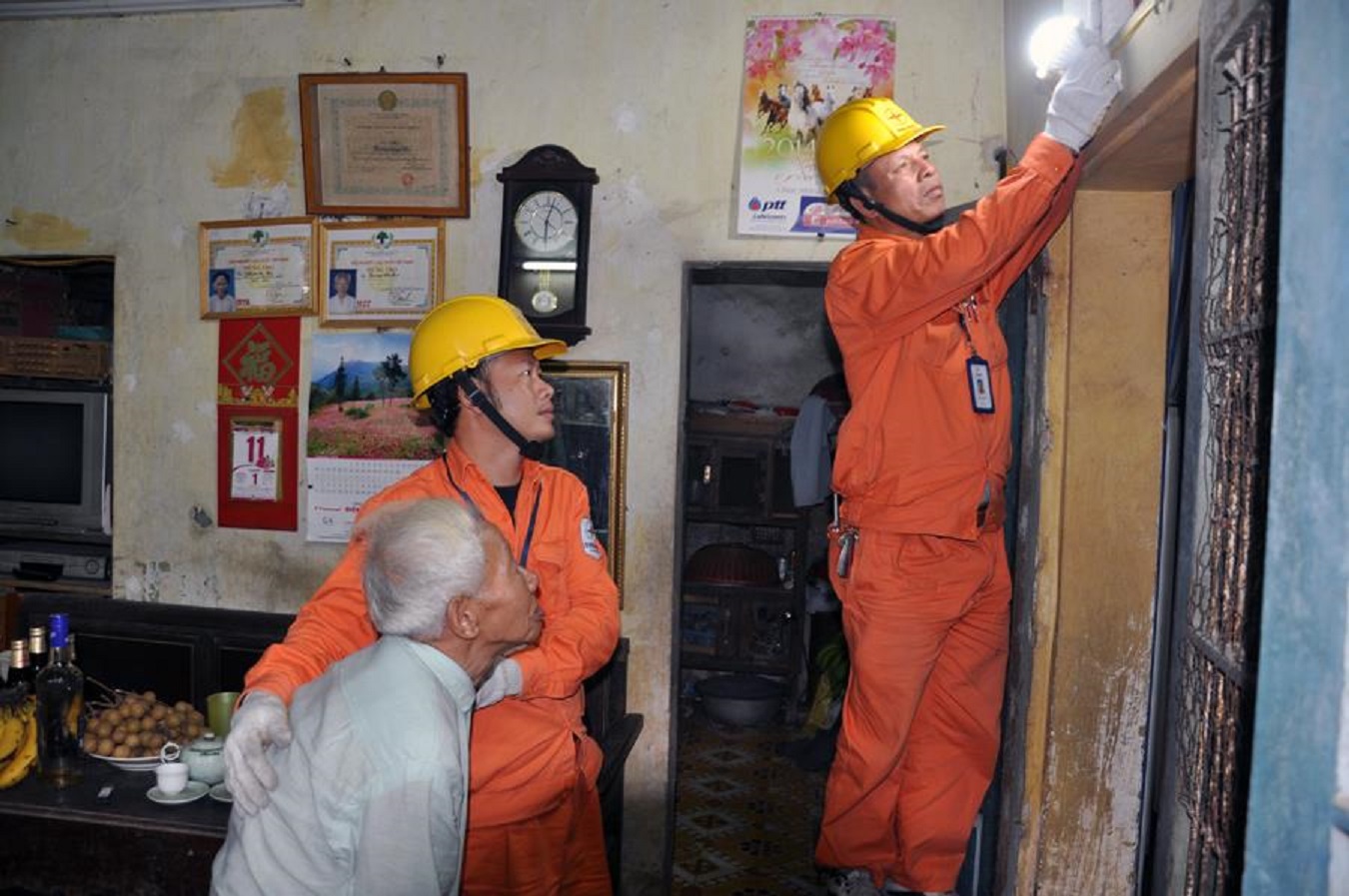 Lắp đặt hệ thống điện sinh hoạt cho các hộ nghèo.