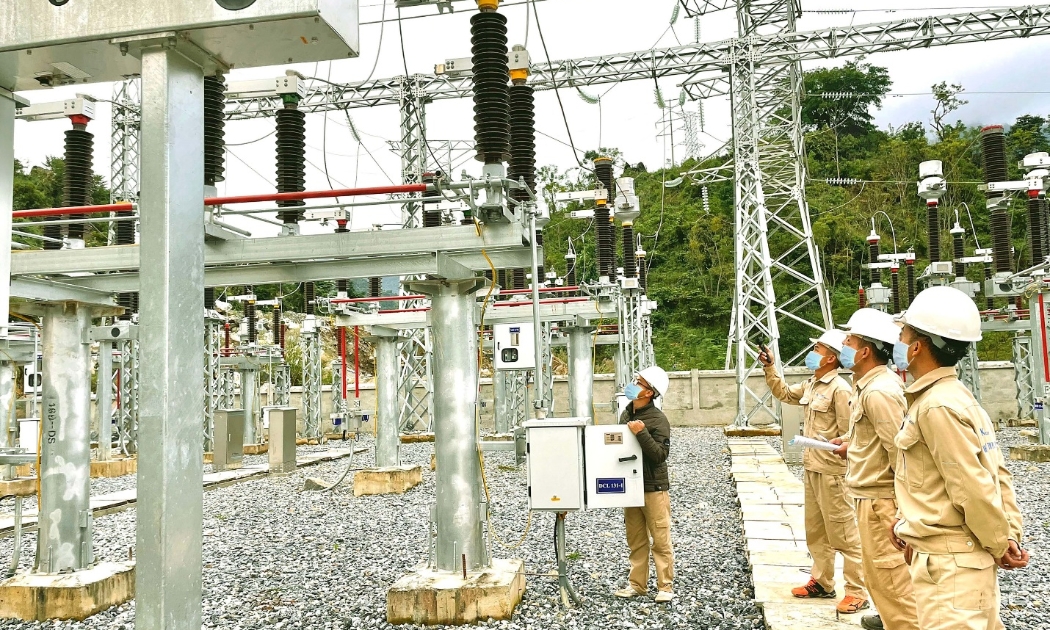 Ban quản lý Nhà máy Thuỷ điện Nậm Pạc 2 kiểm tra công tác phát điện tại trạm biếp áp.