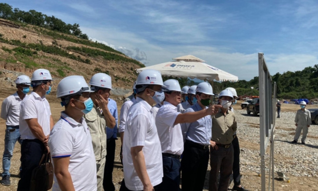 Đại diện doanh nghiệp dự án báo cáo Thứ trưởng Lê Anh Tuấn tình hình thi công cao tốc Cam Lâm - Vĩnh Hảo tại chuyến kiểm tra hiện trường dự án vào giữa tháng 10/2021.