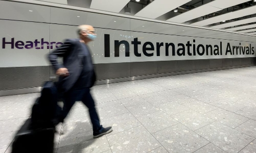 Đại học Oxford: Chưa có bằng chứng cho thấy biến chủng Omicron có thể “né” vaccine