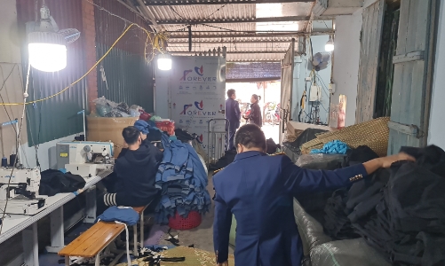 Phát hiện cơ sở gia công gần 2.000 áo khoác giả mạo nhãn hiệu Adidas