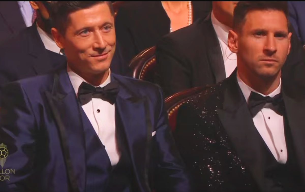 Biểu cảm của Robert Lewandowski khi Messi lên nhận Quả bóng Vàng.