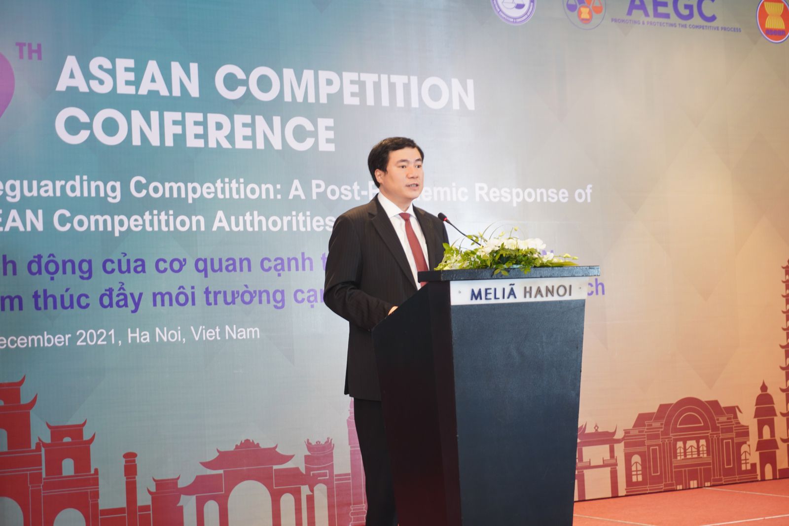 Thứ trưởng Bộ Công Thương Nguyễn Sinh Nhật Tân phát biểu tại hội nghị.