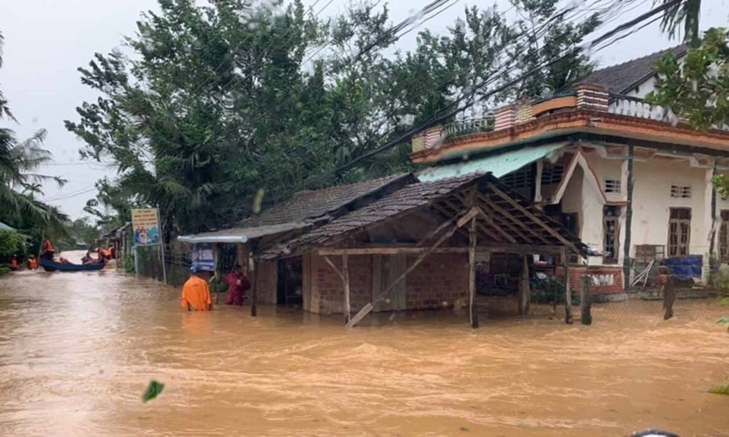 Mưa lũ những ngày qua ở các tỉnh Nam Trung Bộ và Tây Nguyên gây ngập lụt sâu, sạt lở đường, gây chia cắt giao thông - Ảnh: TTXVN