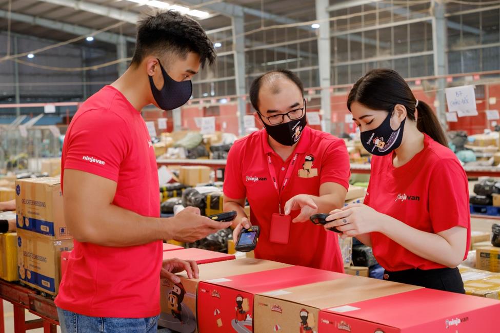 Gi&aacute;m đốc Vận h&agrave;nh Ninja Van Việt Nam L&ecirc; Văn Quốc Kh&aacute;nh hướng dẫn nh&acirc;n vi&ecirc;n sử dụng c&ocirc;ng nghệ trong việc kiểm k&ecirc; h&agrave;ng h&oacute;a để đảm bảo t&iacute;nh ch&iacute;nh x&aacute;c trong kh&acirc;u ph&acirc;n loại