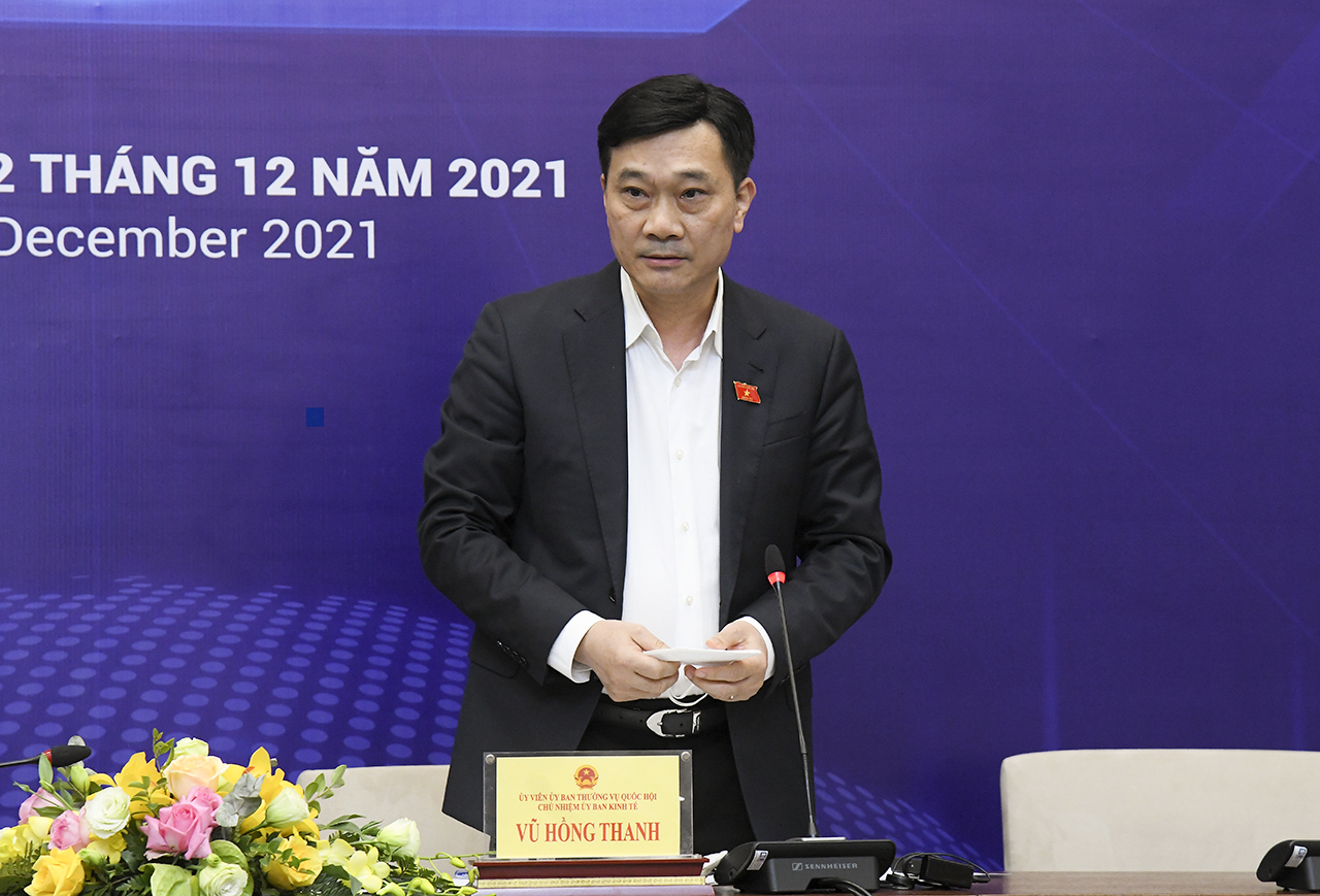 &Ocirc;ng Vũ Hồng Thanh trả lời c&aacute;c nội dung được b&aacute;o ch&iacute; quan t&acirc;m tại họp b&aacute;o - Ảnh: Quochoi.vn