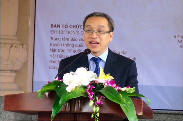 Thứ trưởng Phan Tâm tại một triển lãm.