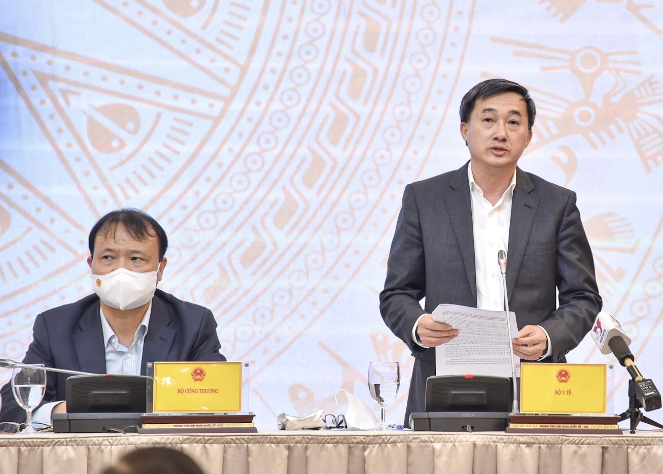 hứ trưởng Trần Văn Thuấn (phải) tại họp báo - Ảnh: VGP