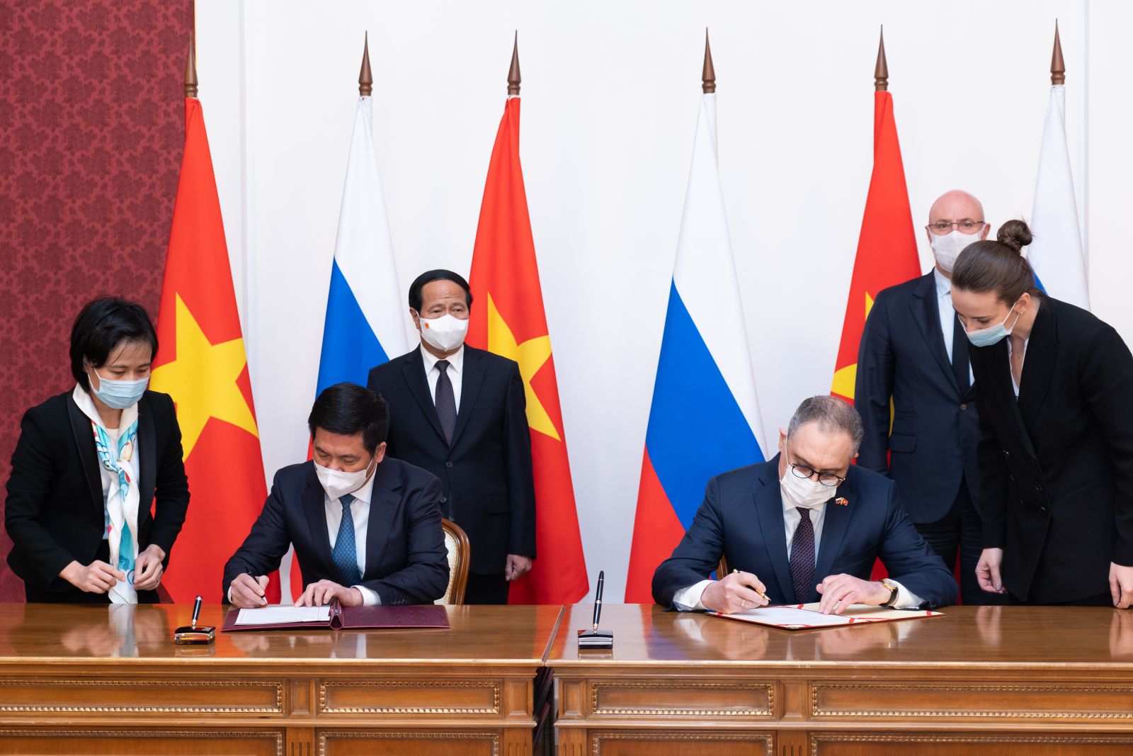 Hai bên ký Nghị định thư (sửa đổi lần 2) về hỗ trợ sản xuất phương tiện vận tải có động cơ tại Việt Nam.