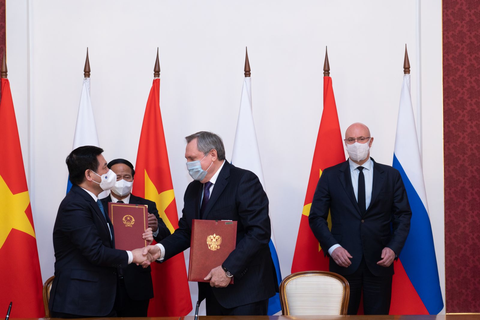 Hai b&ecirc;n k&yacute; Bản ghi nhớ về hợp t&aacute;c trong lĩnh vực năng lượng