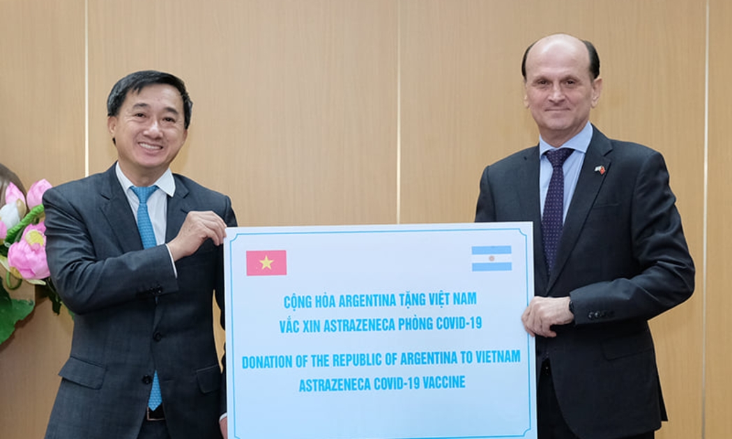Bộ Y tế tiếp nhận vaccine trao tặng từ Achentina. 