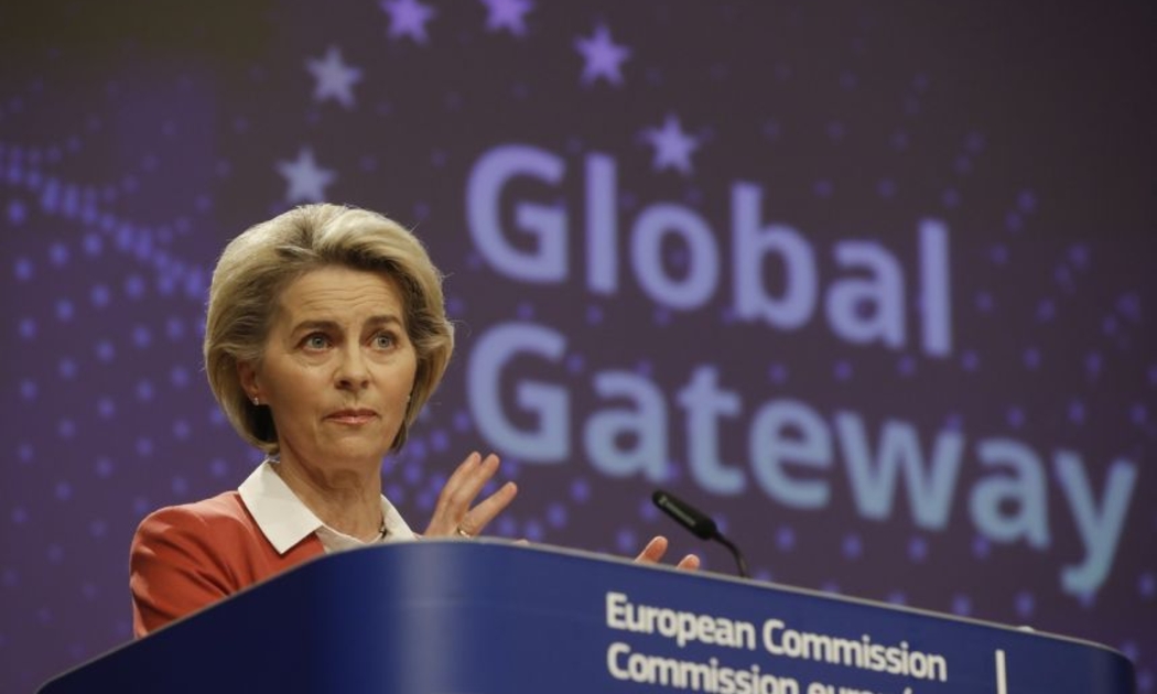 Bà Ursula von der Leyen, Chủ tịch Ủy ban châu Âu (EC) tại họp báo công bố kế hoạch Global Gateway ngày 1/12 - Ảnh: AFP