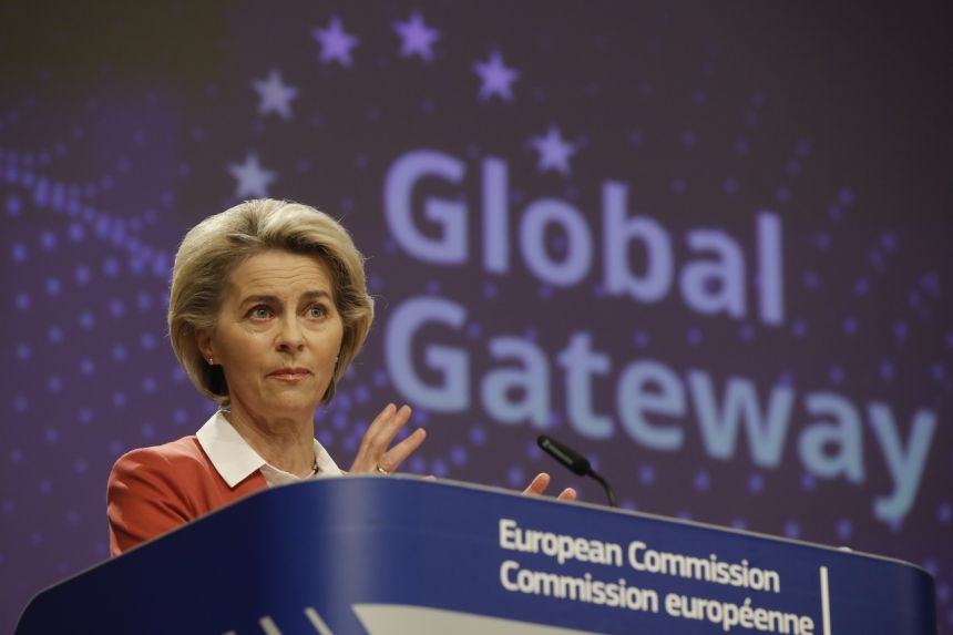 Bà Ursula von der Leyen, Chủ tịch Ủy ban châu Âu (EC) tại họp báo công bố kế hoạch Global Gateway ngày 1/12 - Ảnh: AFP