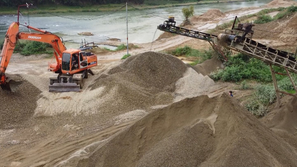 Bộ Tài chính cho rằng khung mức phí đối với sỏi, cuội, sạn, cát, đất sét, đá…  còn thấp.