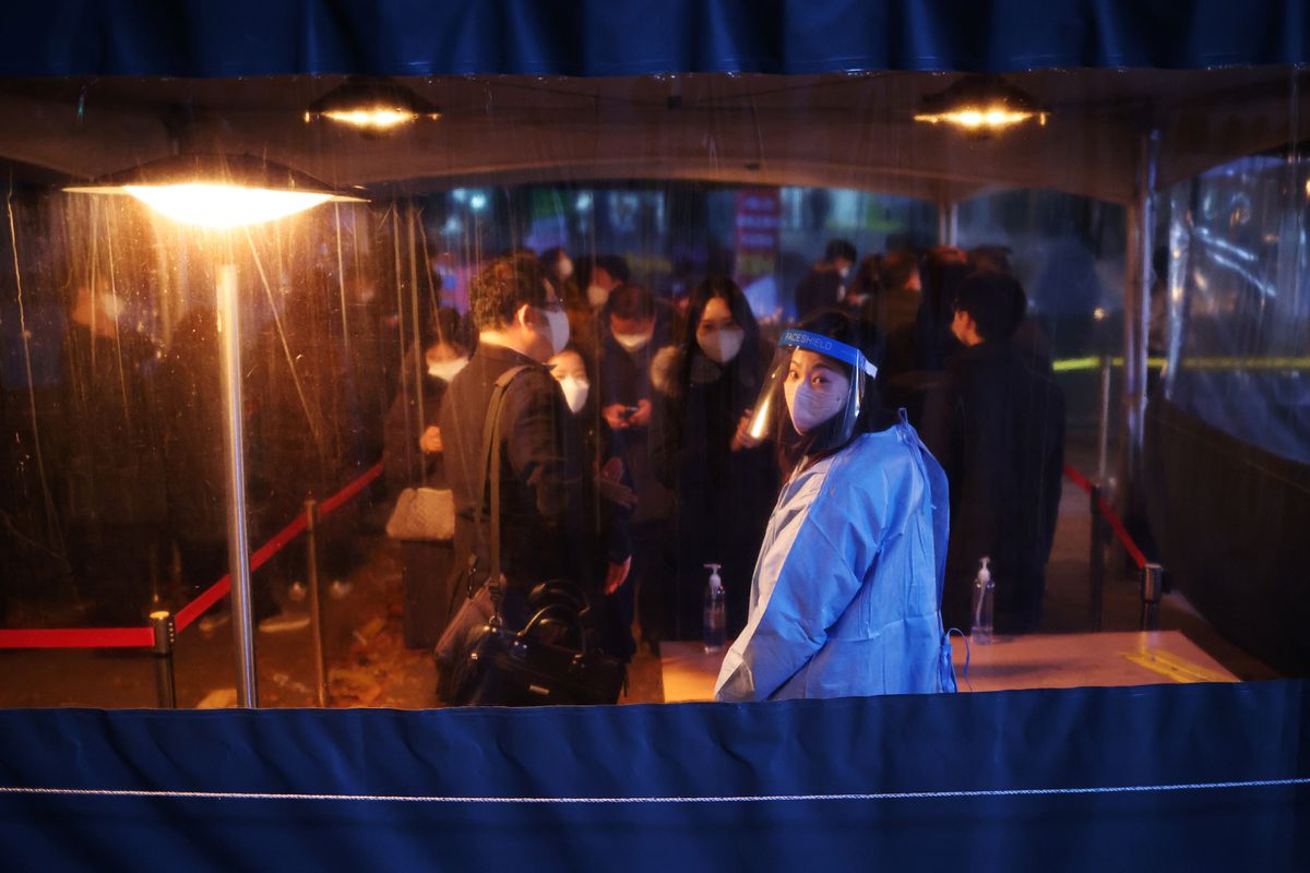 Một cơ sở xét nghiệm Covid ở Seoul, Hàn Quốc ngày 1/12 - Ảnh: Reuters.