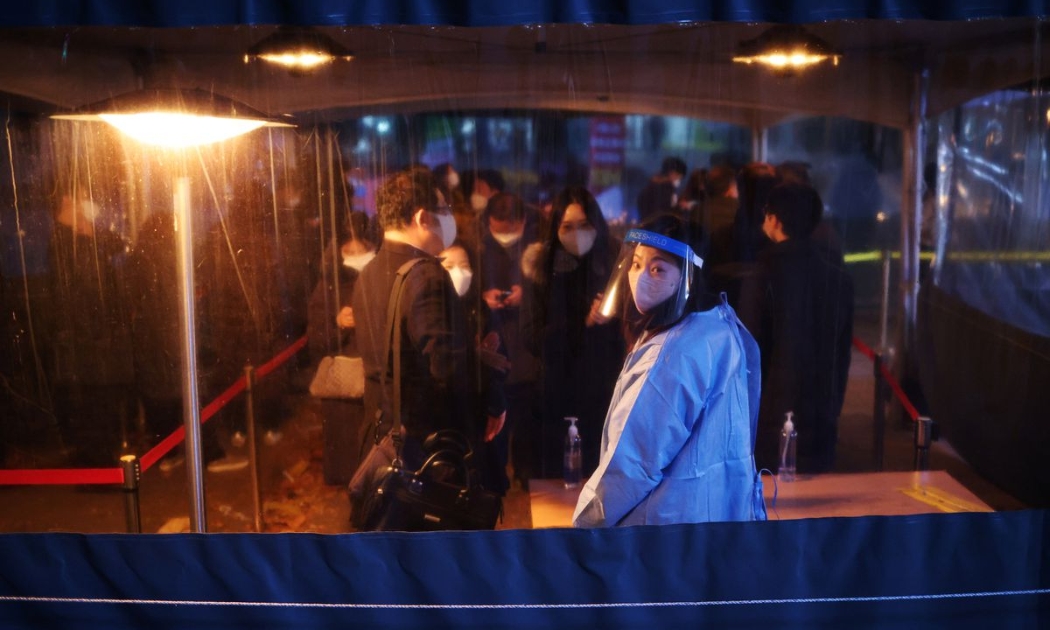 Một cơ sở xét nghiệm Covid ở Seoul, Hàn Quốc ngày 1/12 - Ảnh: Reuters.