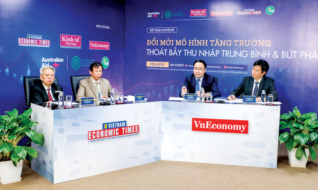 Các diễn giả trao đổi tại Đối thoại chuyên đề: 