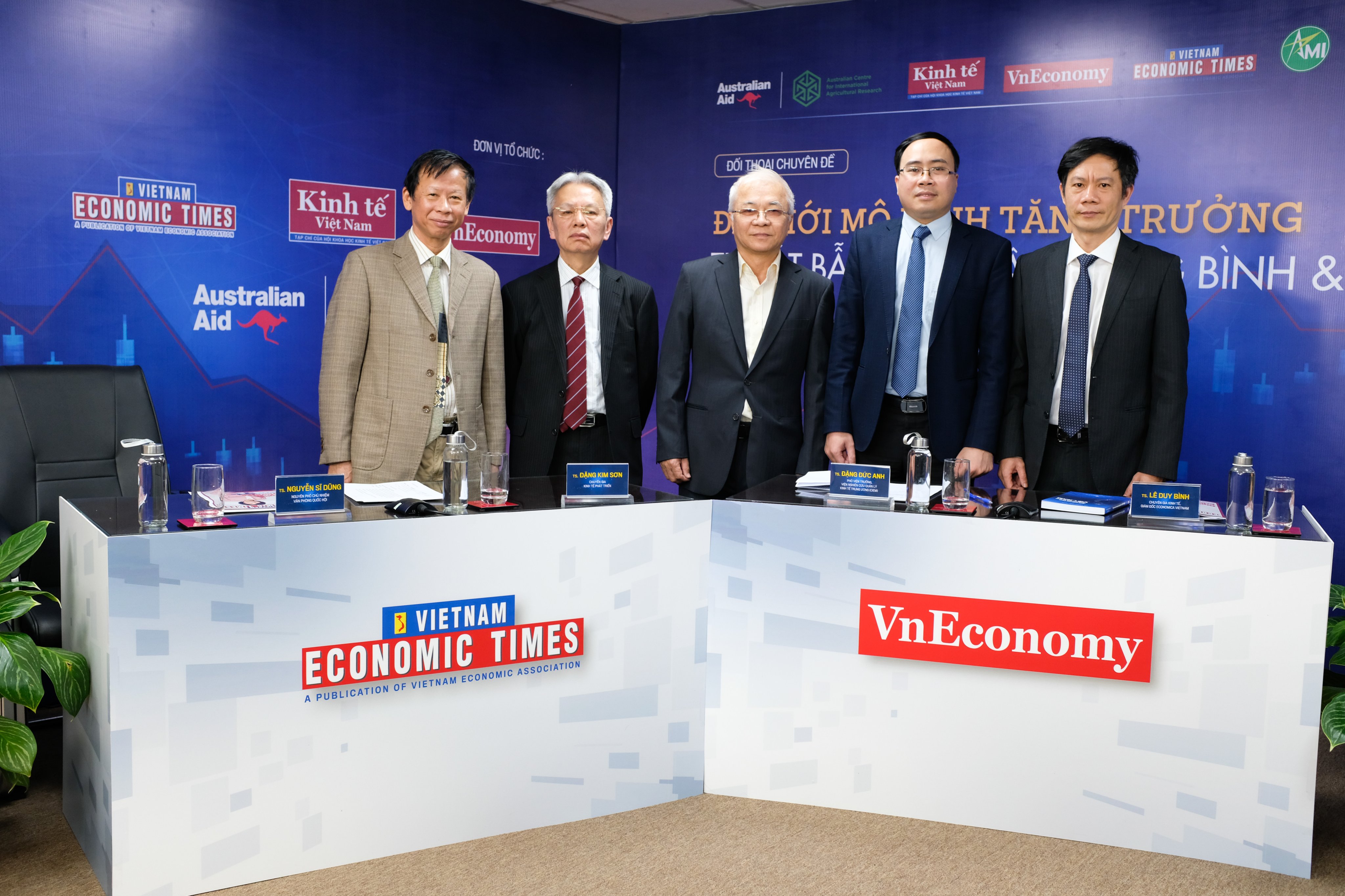 C&aacute;c diễn giả chụp ảnh lưu niệm tại Đối thoại chuy&ecirc;n đề: 