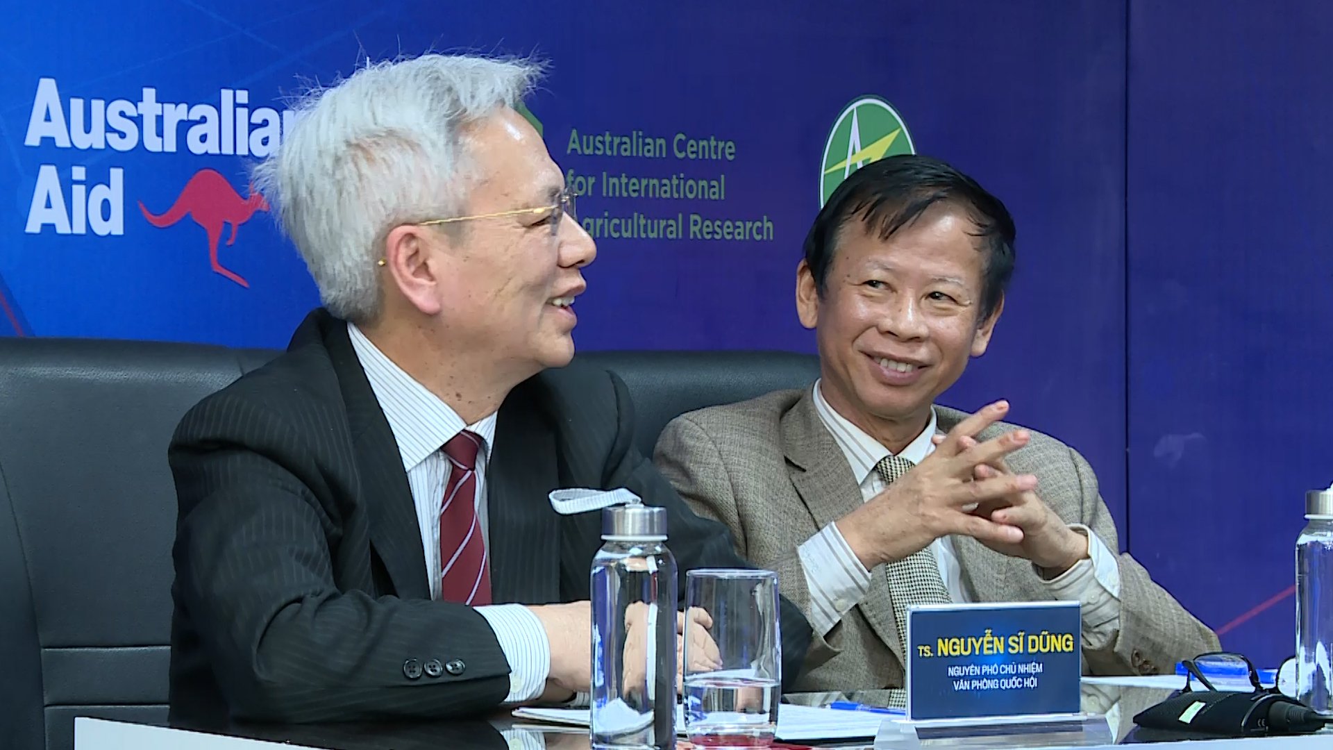 TS. Nguyễn Sĩ Dũng (b&ecirc;n tr&aacute;i) đang trao đổi tại toạ đ&agrave;m.&nbsp;Ảnh: Việt Tuấn.