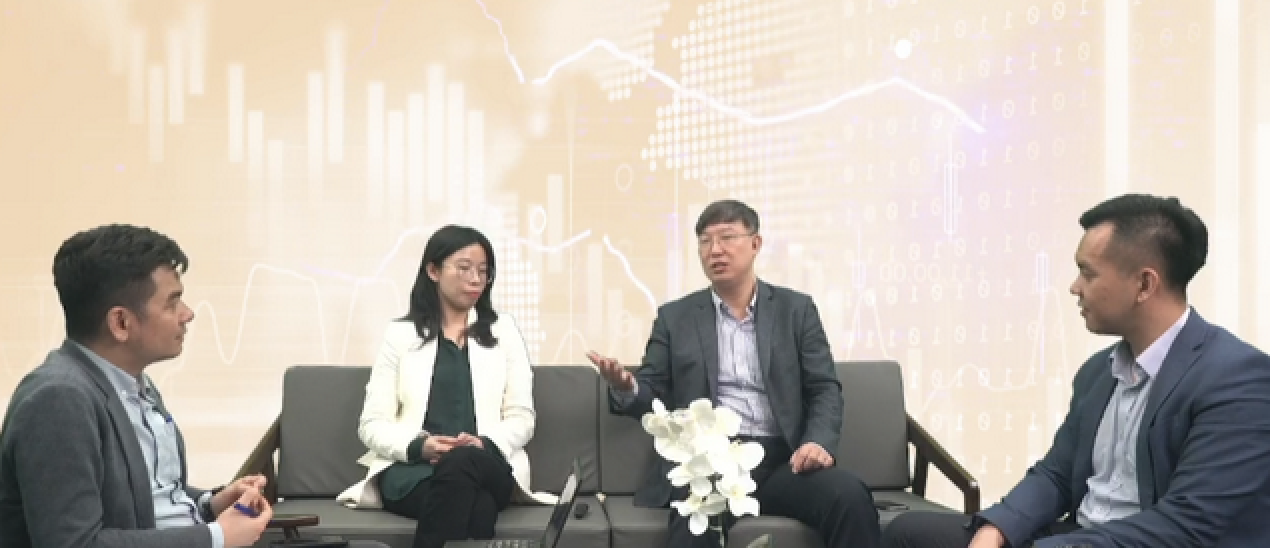 C&aacute;c chuy&ecirc;n gia trao đổi tại toạ đ&agrave;m.&nbsp;