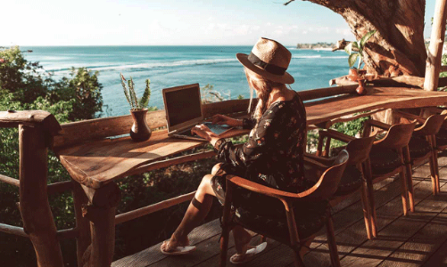 Những chuyến du lịch cùng laptop hậu đại dịch