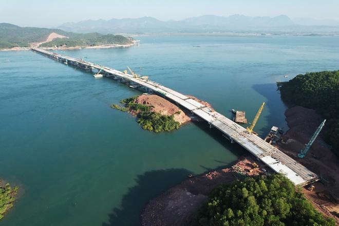 Hiện cầu Vân Tiên là cây cầu dài nhất tỉnh Quảng Ninh.