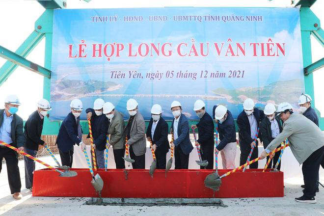 Nghi thức hợp long cầu Vân Tiên, tỉnh Quảng Ninh.