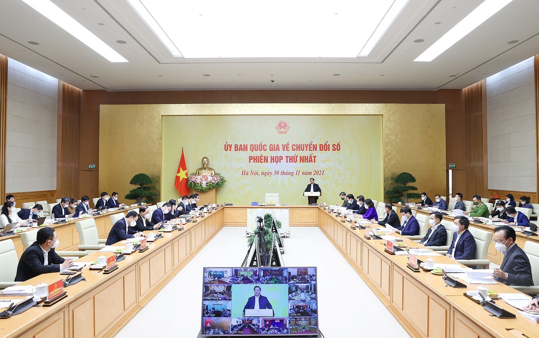 Phiên họp đầu tiên, ra mắt Ủy ban quốc gia về chuyển đổi số, tổ chức ngày 30/11/2021. Ảnh TTXVN.