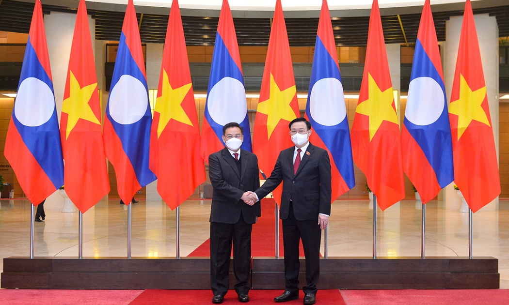 Chủ tịch Quốc hội Vương Đình Huệ đón Chủ tịch Quốc hội Lào Xaysomphone Phomvihane​ - Ảnh: Quochoi.vn