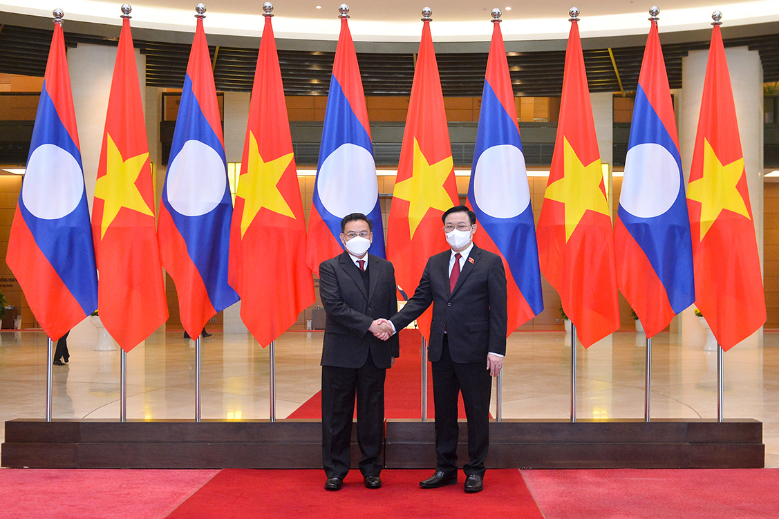 Chủ tịch Quốc hội Vương Đình Huệ đón Chủ tịch Quốc hội Lào Xaysomphone Phomvihane​ - Ảnh: Quochoi.vn