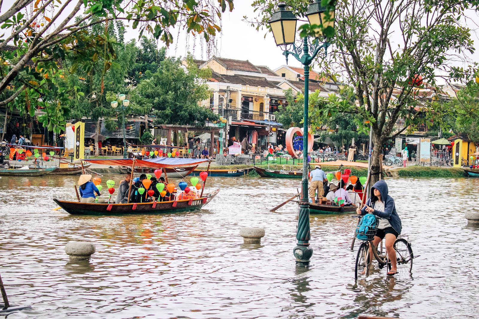 Hội An “mùa nước nổi” có một sức quyến rũ lạ kỳ với du khách.