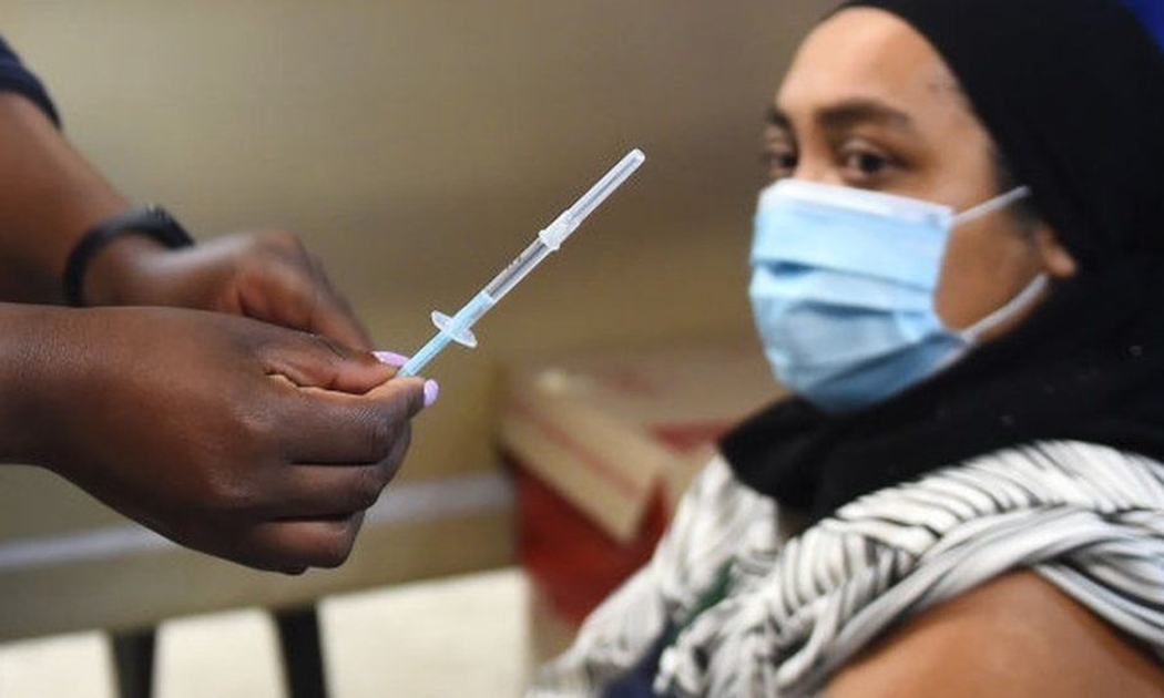 Tiêm vaccine Covid-19 ở Nam Phi - Ảnh: BBC.
