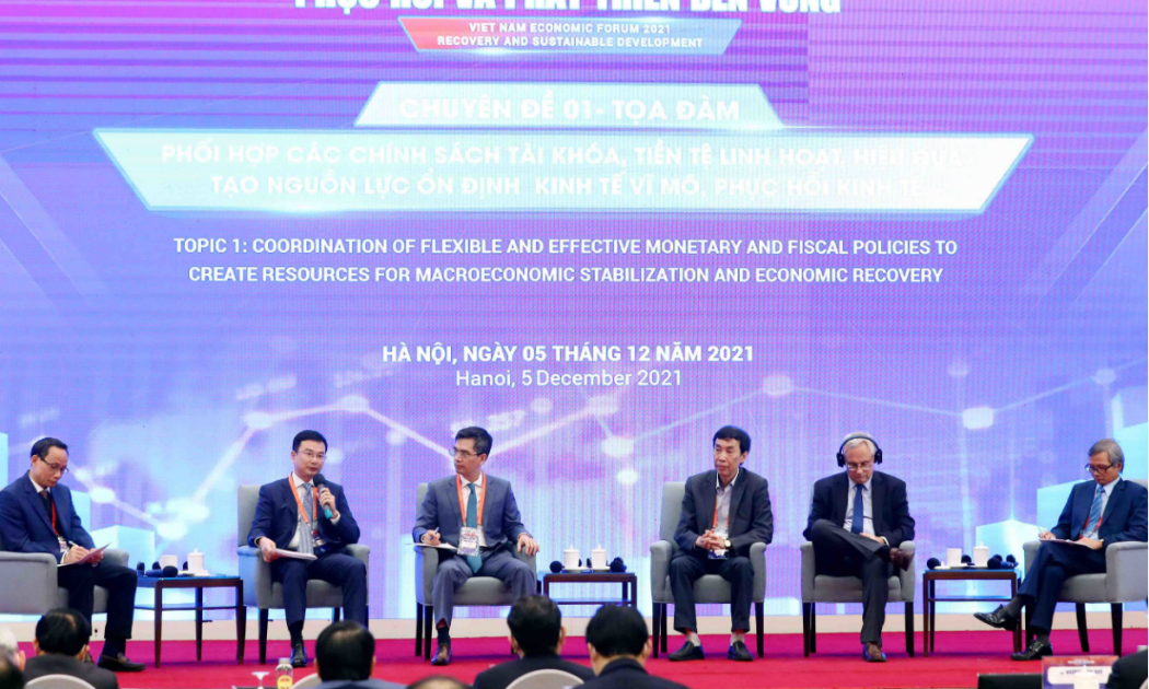 Phiên chuyên đề “Phối hợp các chính sách tài khóa, tiền tệ linh hoạt, hiệu quả, tạo nguồn lực ổn định kinh tế vĩ mô, phục hồi kinh tế” tại Diễn đàn Kinh tế Việt Nam 2021 diễn ra ngày 5/12.