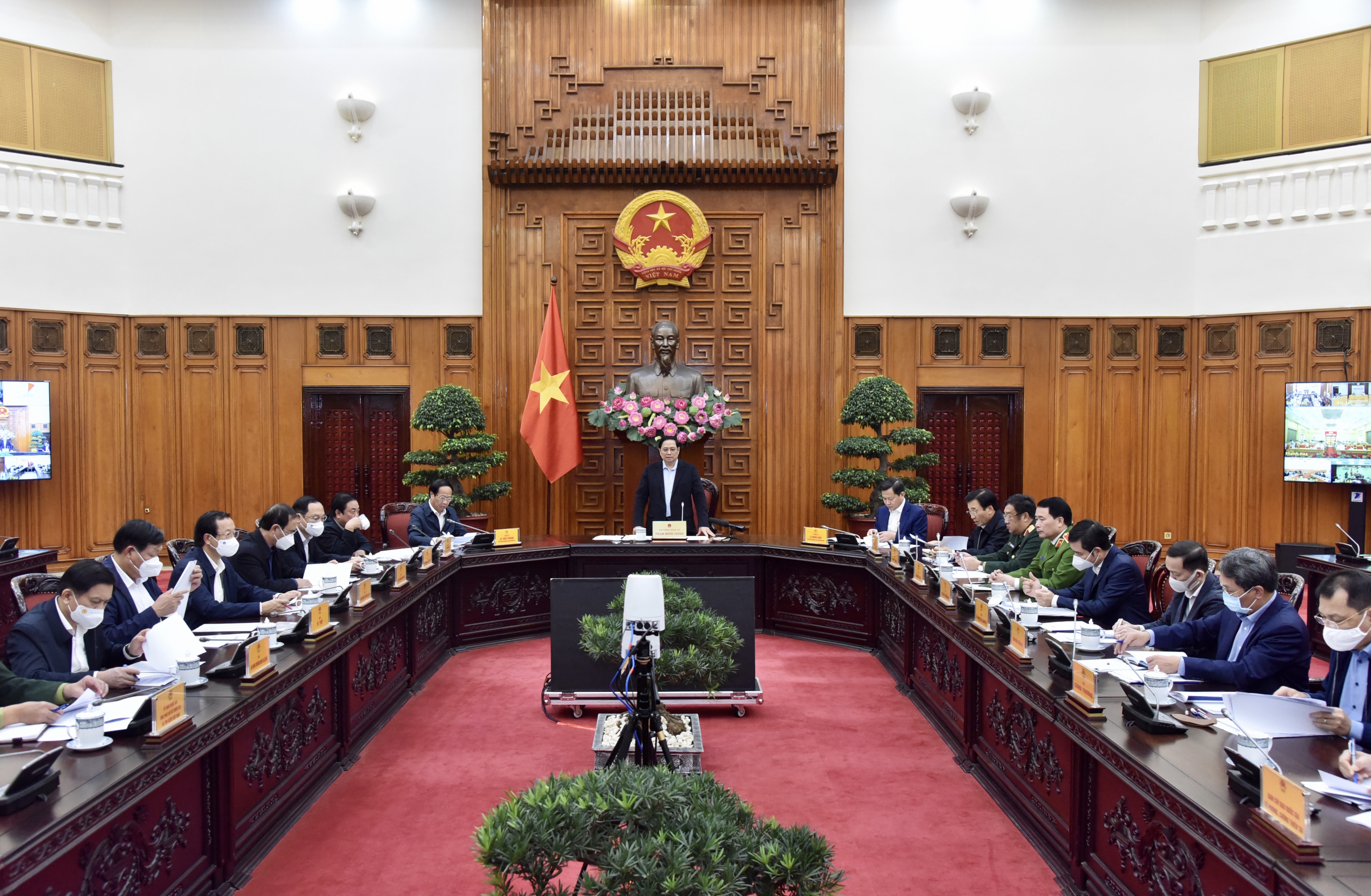 Toàn cảnh cuộc họp tại đầu cầu trụ sở Chính phủ - Ảnh: VGP