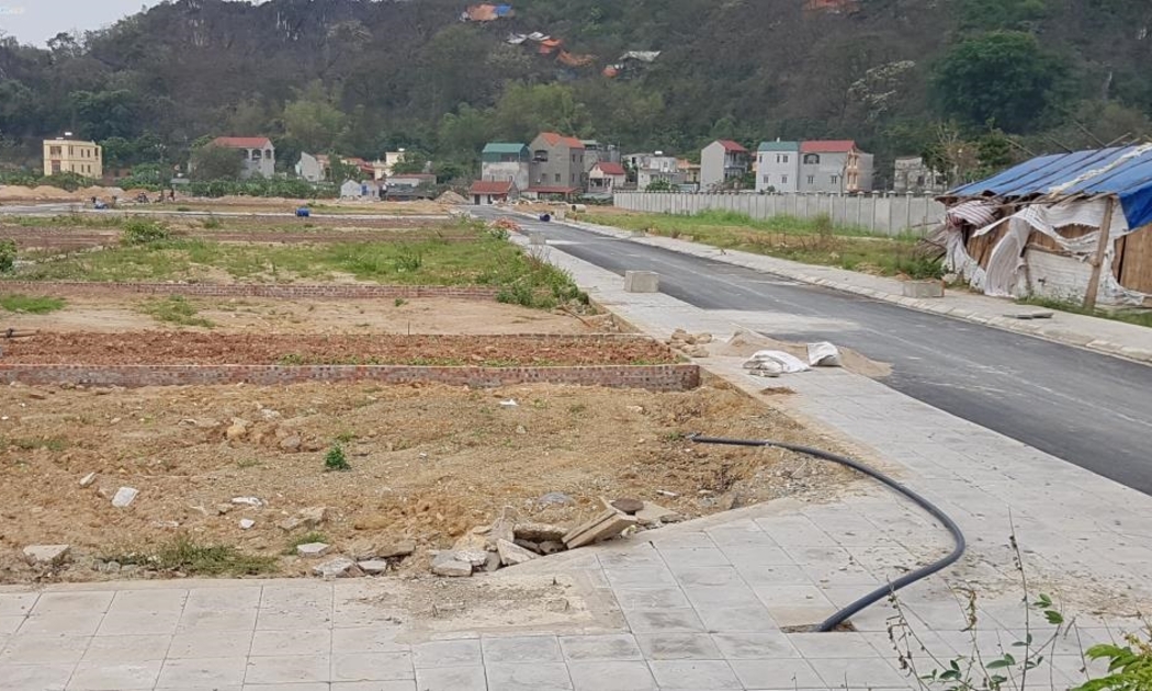 Giá đất khu vực Quốc Oai đang được đẩy lên cao. Bài quen thuộc là: ai hỏi thì bảo “vừa bán rồi, hoặc vừa nhận cọc; nhưng chủ mới cũng đang muốn “lướt” nên khách muốn mua lại thì phải trả thêm...