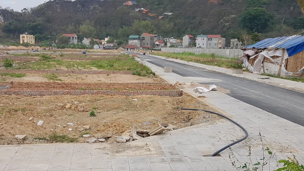 Giá đất khu vực Quốc Oai đang được đẩy lên cao. Bài quen thuộc là: ai hỏi thì bảo “vừa bán rồi, hoặc vừa nhận cọc; nhưng chủ mới cũng đang muốn “lướt” nên khách muốn mua lại thì phải trả thêm...