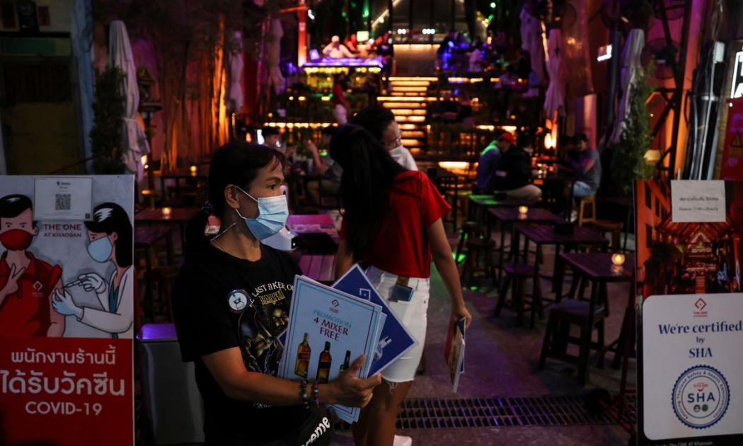 Một nhà hàng vắng khác tại đường Khaosan, Thái Lan - Ảnh: Reuters