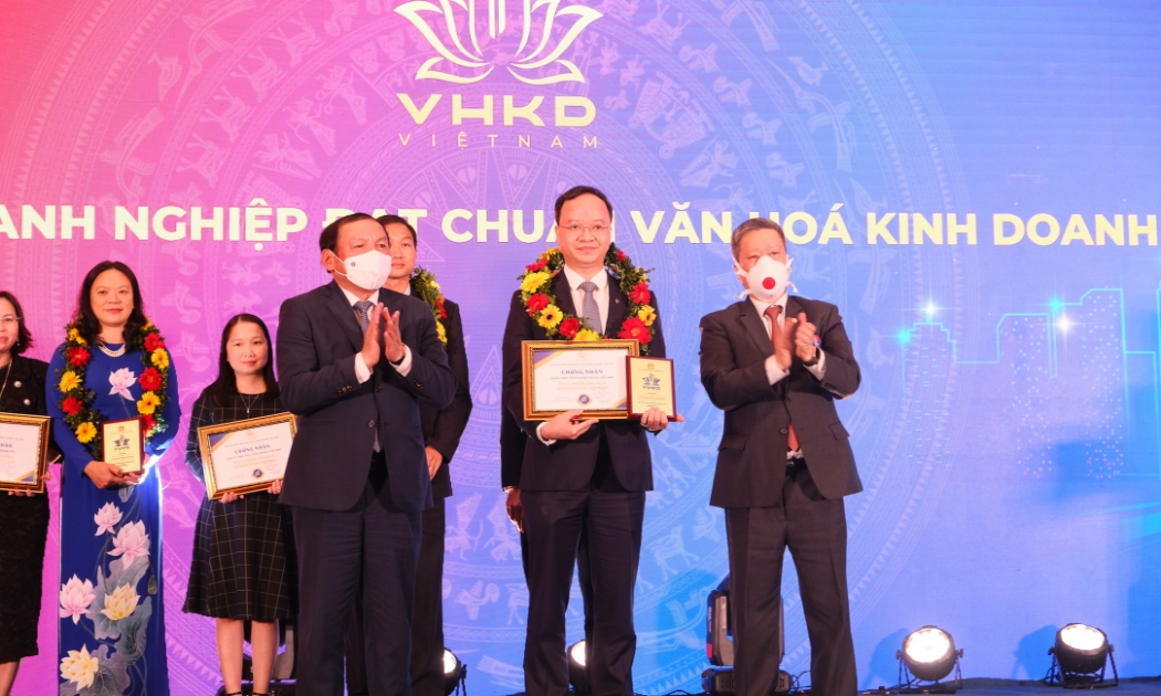 Ông Lê Quang Vinh - Phó Tổng giám đốc Vietcombank nhận Chứng nhận doanh nghiệp đạt chuẩn văn hóa kinh doanh Việt Nam và kỷ niệm chương từ Ban Tổ chức chương trình.