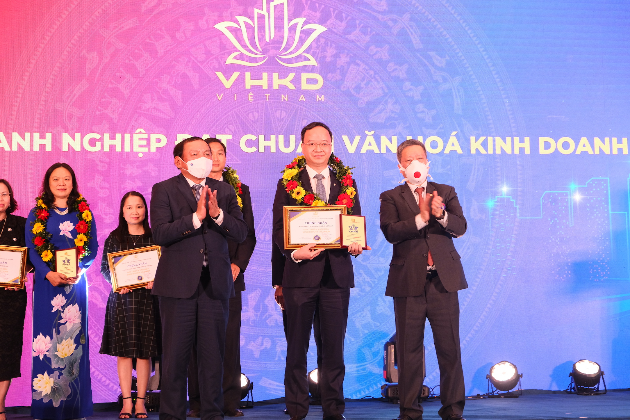 Ông Lê Quang Vinh - Phó Tổng giám đốc Vietcombank nhận Chứng nhận doanh nghiệp đạt chuẩn văn hóa kinh doanh Việt Nam và kỷ niệm chương từ Ban Tổ chức chương trình.