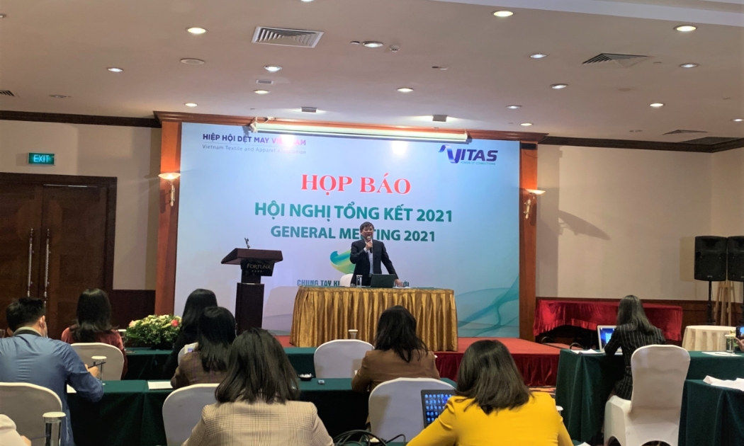 Ông Trương Văn Cẩm, Phó Chủ tịch, Tổng thư ký Hiệp hội dệt may Việt Nam chủ trì họp báo.