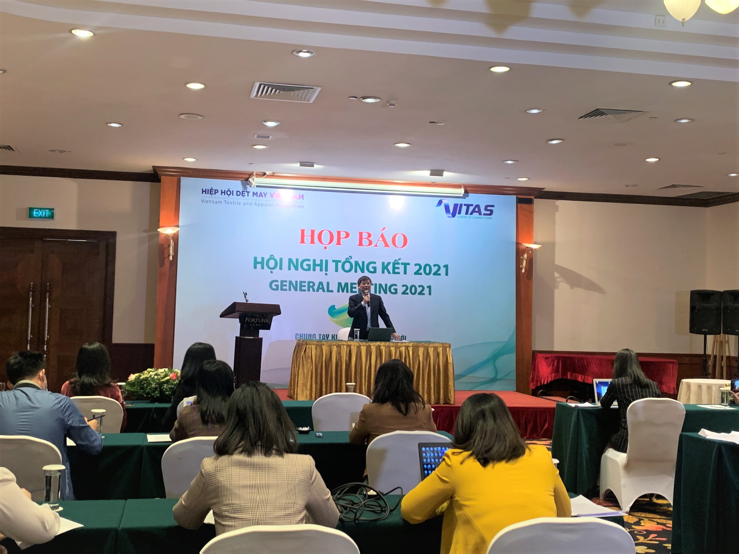 Ông Trương Văn Cẩm, Phó Chủ tịch, Tổng thư ký Hiệp hội dệt may Việt Nam chủ trì họp báo.