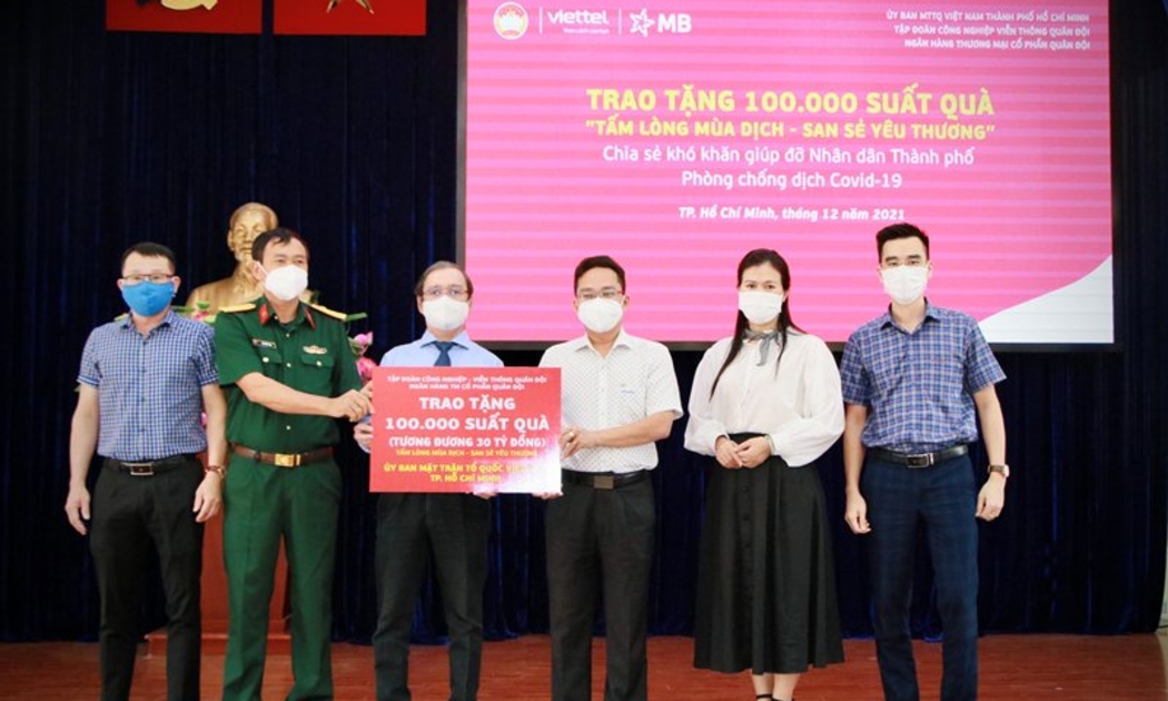 MB cùng Viettel trao tặng 100.000 suất quà đến các gia đình có hoàn cảnh khó khăn tại 22 quận, huyện trên địa bàn Tp.HCM.