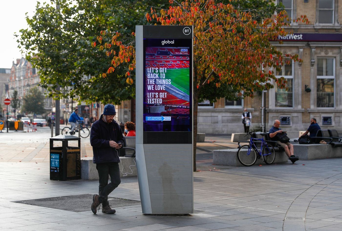 Một quảng cáo ở Leicester, Anh kêu gọi người dân xét nghiệm Covid-19 thường xuyên - Ảnh: Bloomberg.