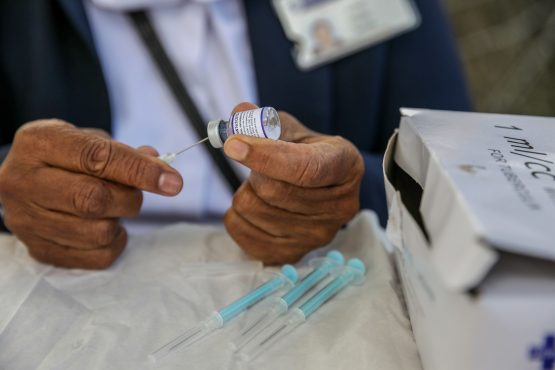 Nghi&ecirc;n cứu vaccine Pfizer giảm hiệu quả miễn dịch trước biến thể Omicron - Ảnh: AP