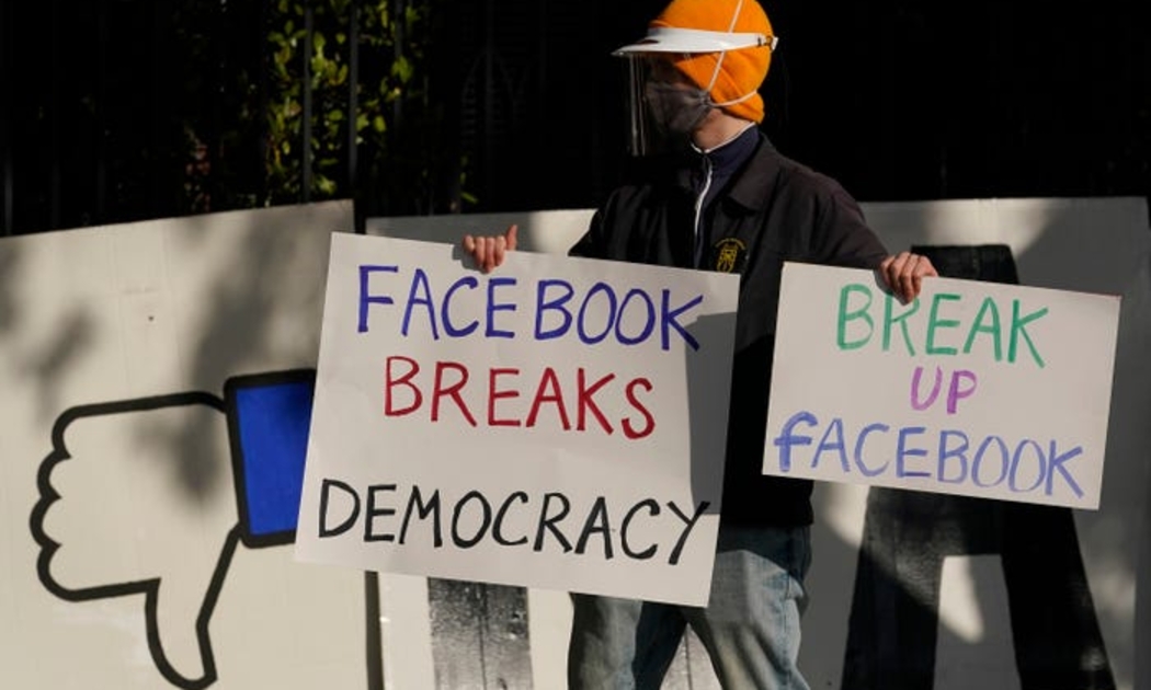 Người biểu tình chống lại Facebook - Ảnh: AP