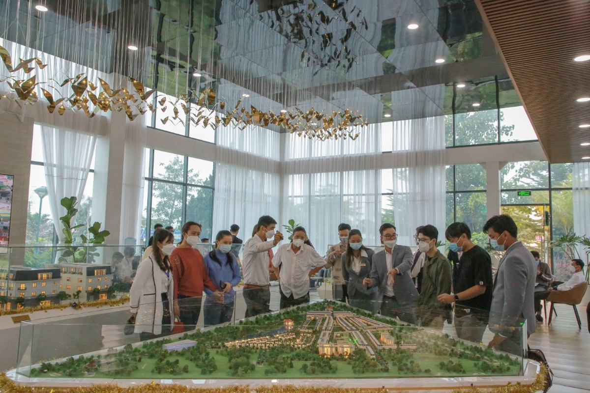 Thành phố Buôn Ma Thuột - thị trường hấp dẫn giới đầu tư bất động sản. Ảnh khách hàng tham quan sa bàn của một dự án tại Buôn Ma Thuột.