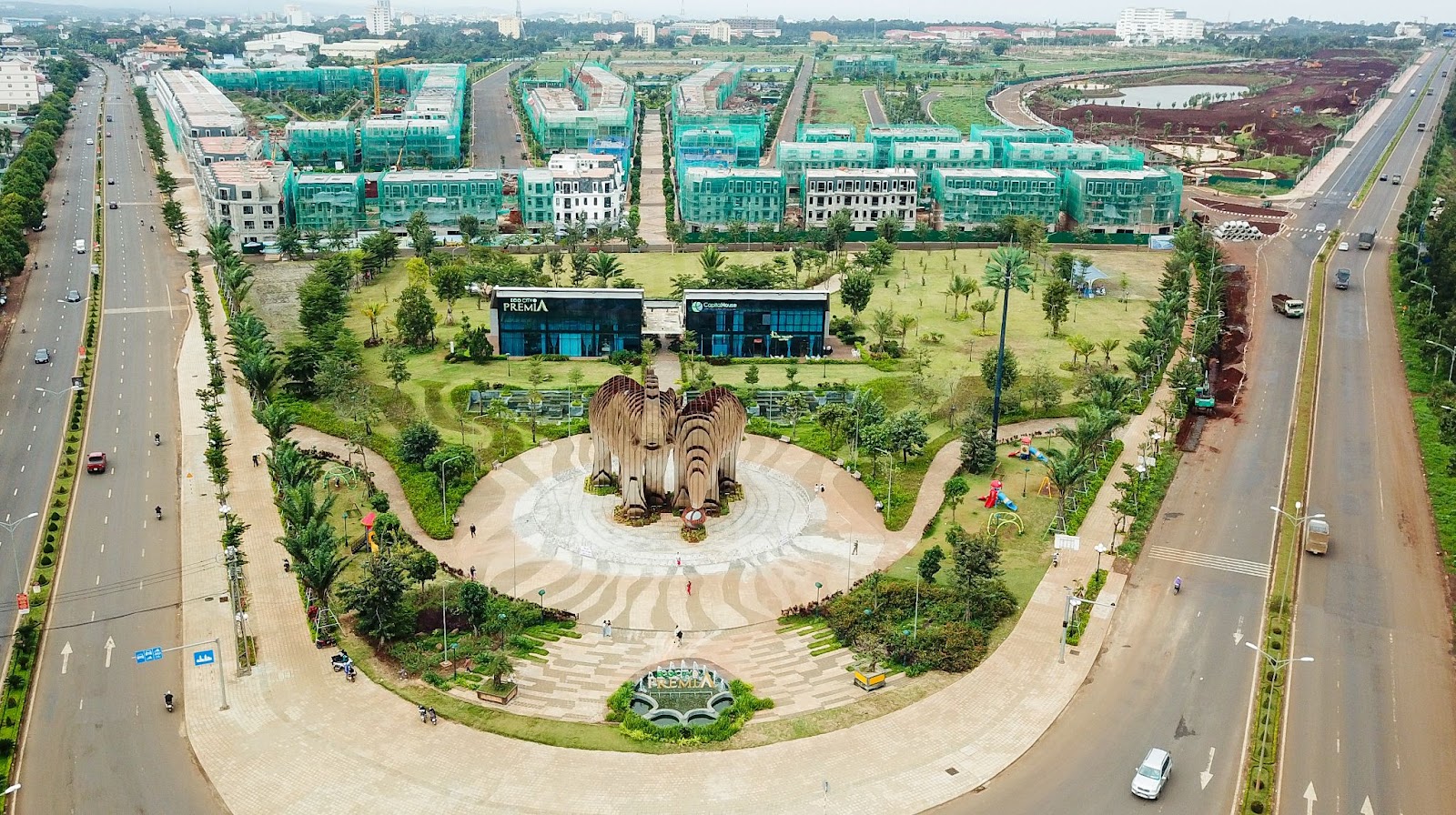 Ảnh chụp EcoCity Premia tháng 11/2021. Khi hoàn thành, nơi đây sẽ trở thành điểm nhấn đô thị của thành phố Buôn Ma Thuột.